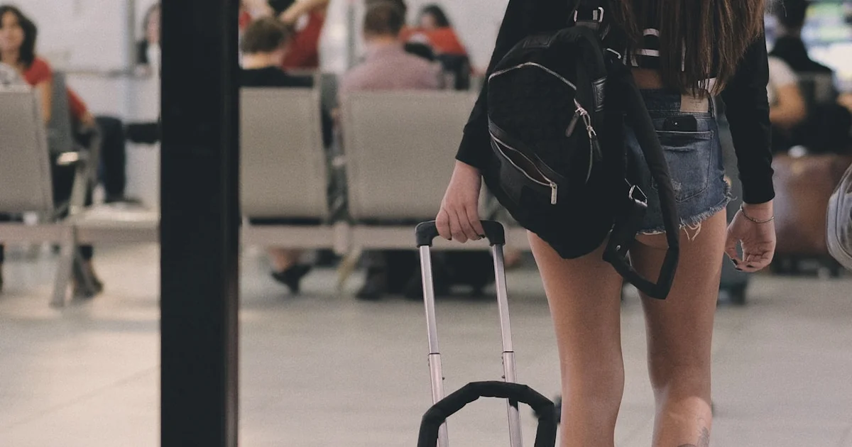 Persona caminando con maleta grande en aeropuerto