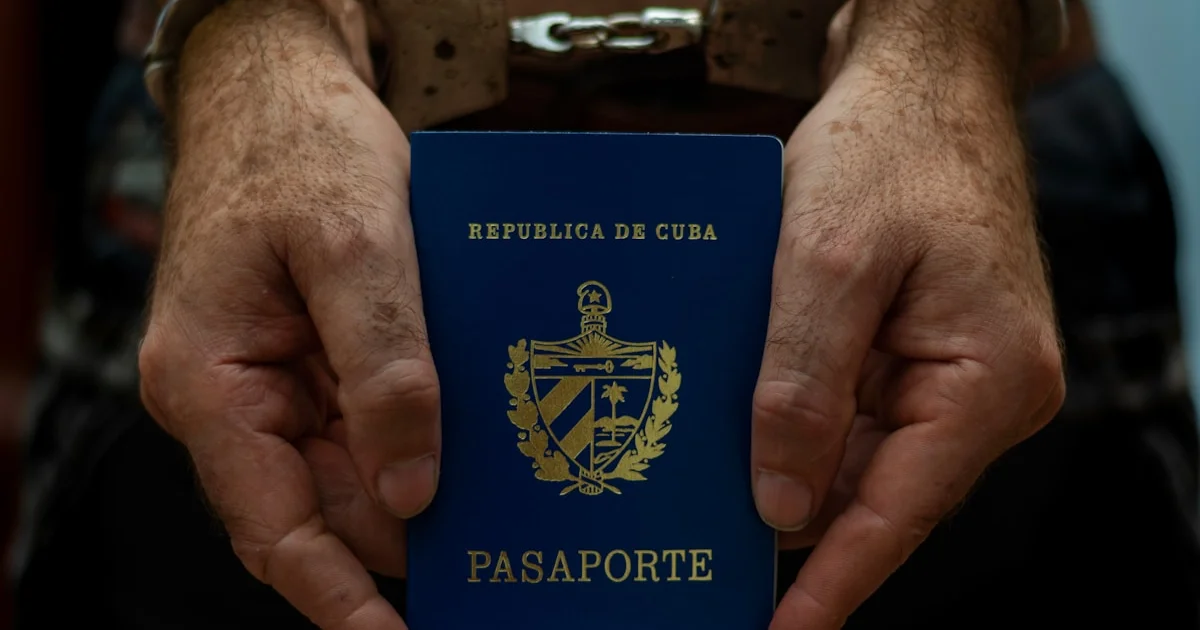 Pasaporte cubano sobre superficie clara