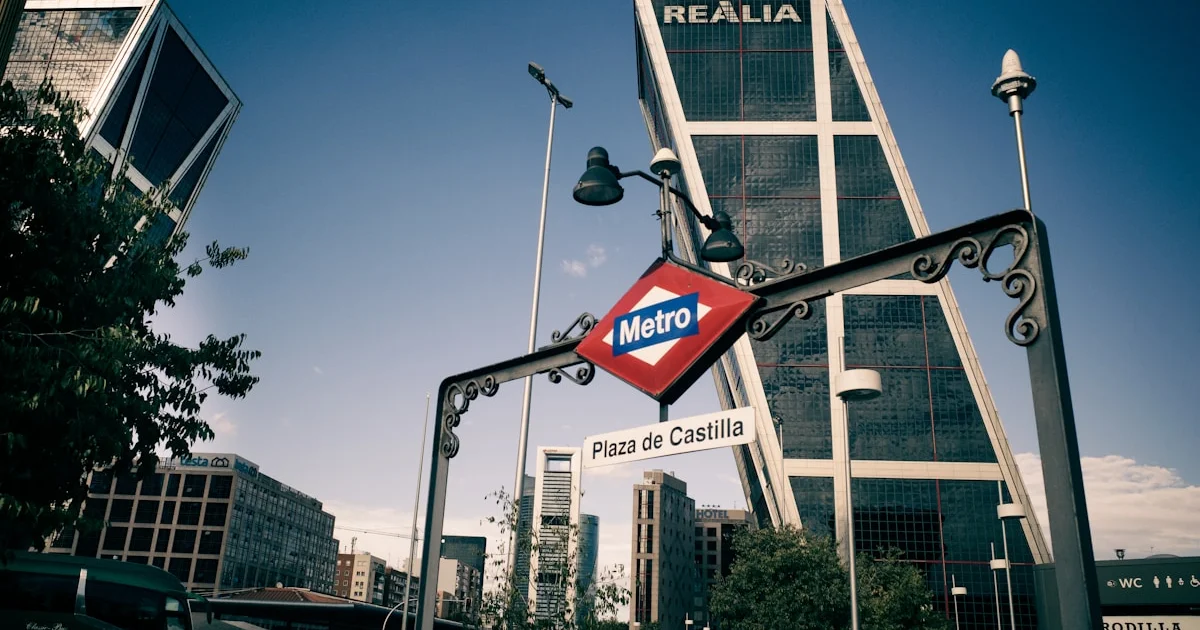 Estación de metro Plaza de Castilla con las Torres Kio al fondo