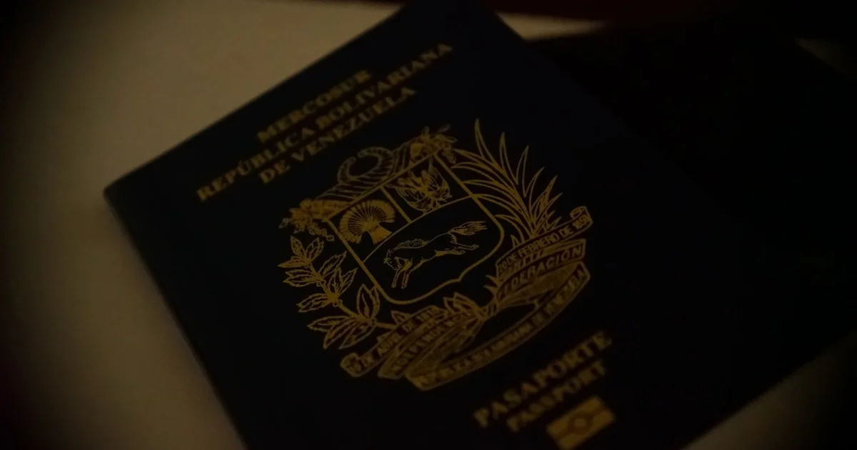 Pasaporte venezolano abierto sobre superficie oscura