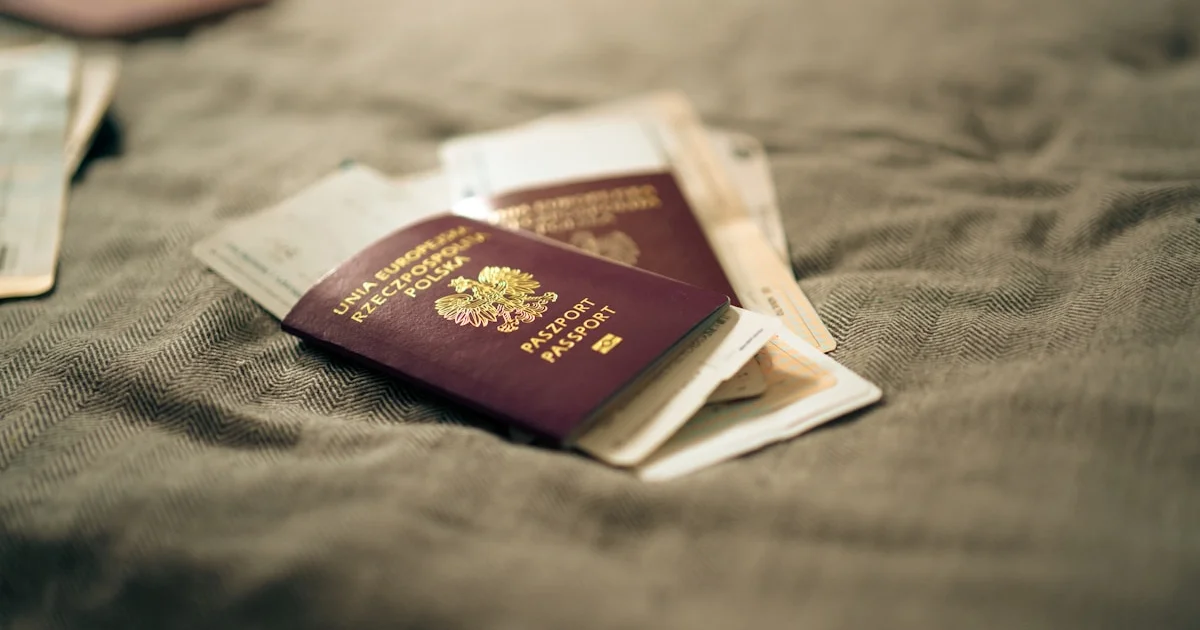 Pasaportes y tarjetas de embarque sobre superficie neutra